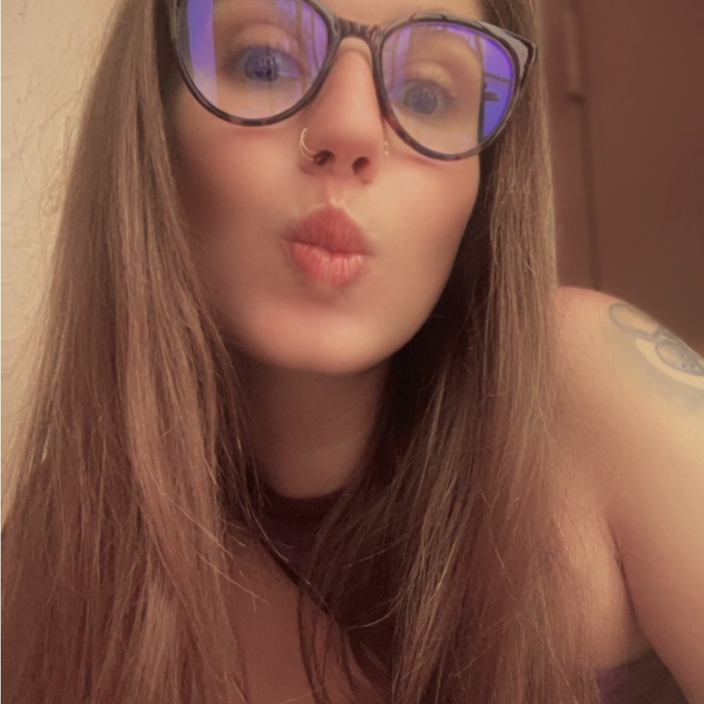 Meet your Posher, Kelly May💚